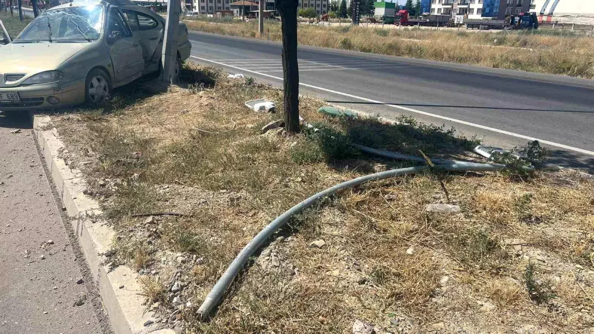 Afyonkarahisar’da Tır ile Otomobil Çarpıştı
