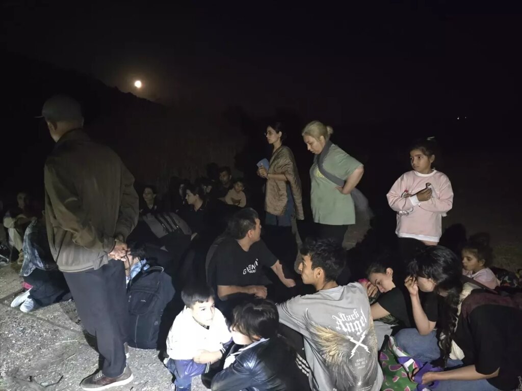 ayvacikta 32 duzensiz gocmen yakalandi TWEjQNwM