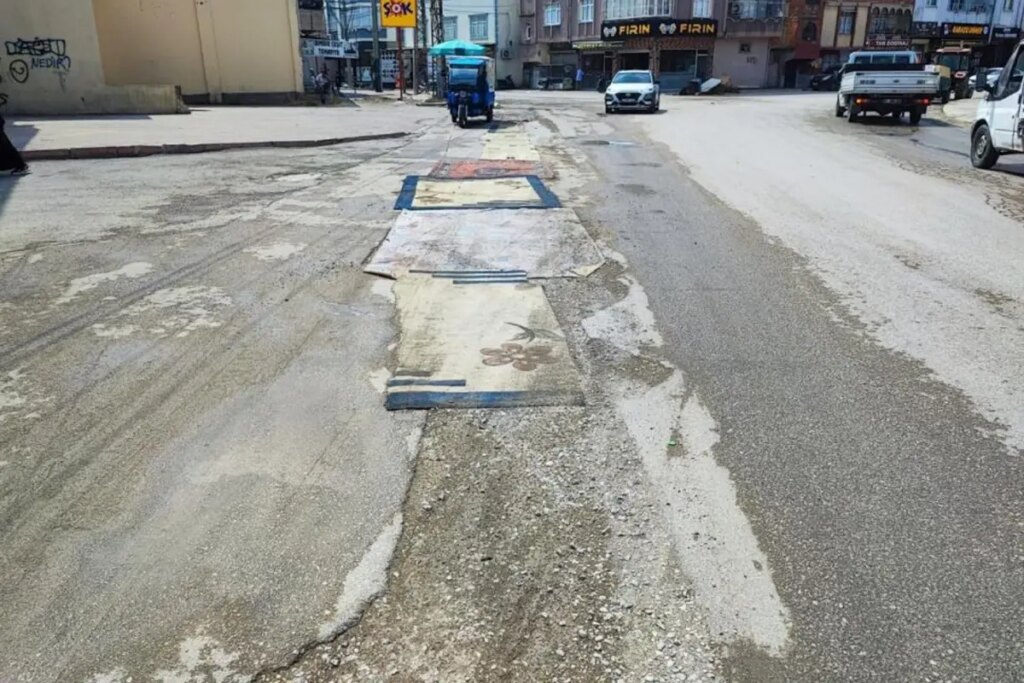 belediyenin yapmadigi yola esnaftan ilginc cozum NKPmXu11