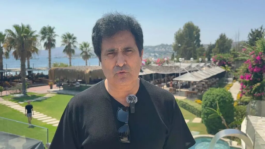 bodrumda sicak havada turist yogunlugu xfzGF6pM