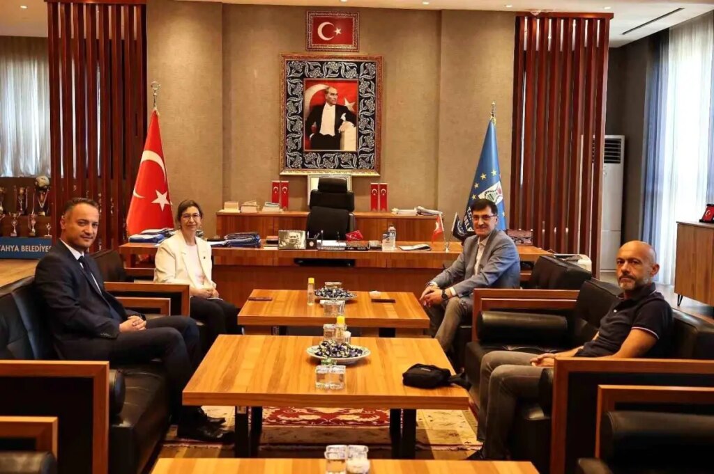 ilbank eskisehir bolge muduru meral emelden kutahyaya ziyaret OTKyBtg8