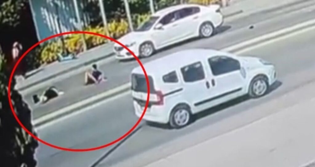 Kazada yaralanan küçük çocuk annesine koştu! O anlar yürek burktu