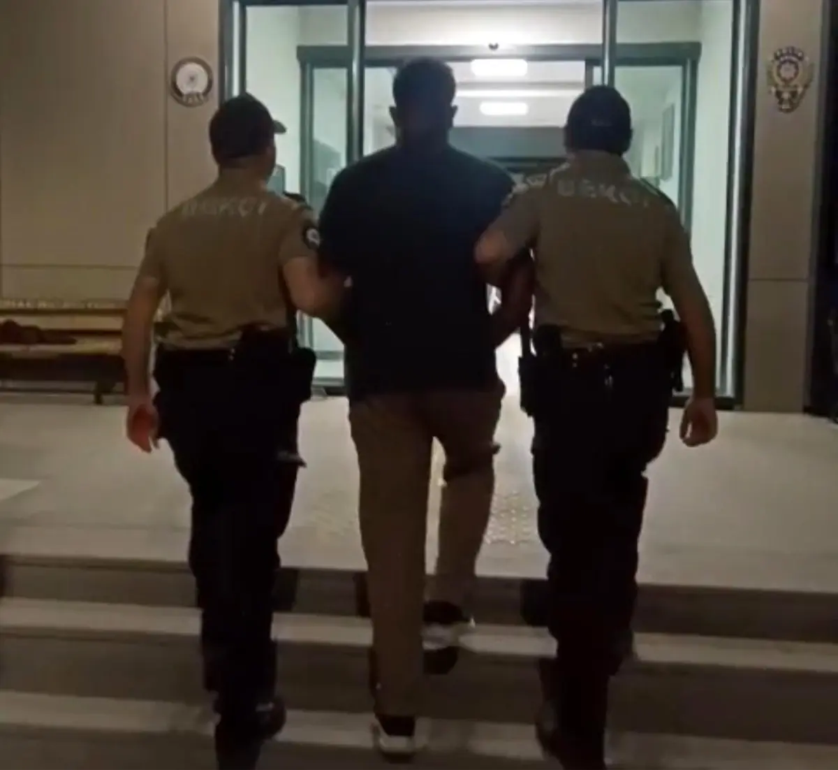 20 yil hapis cezasiyla aranan firari yakalandi M4hRjzFU