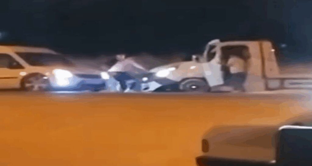 adanadaki suruculerin kavgasi kameraya takildi 2p2vX9aj