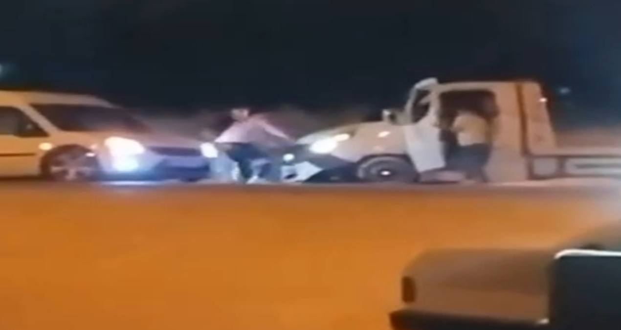 adanadaki suruculerin kavgasi kameraya takildi 2p2vX9aj