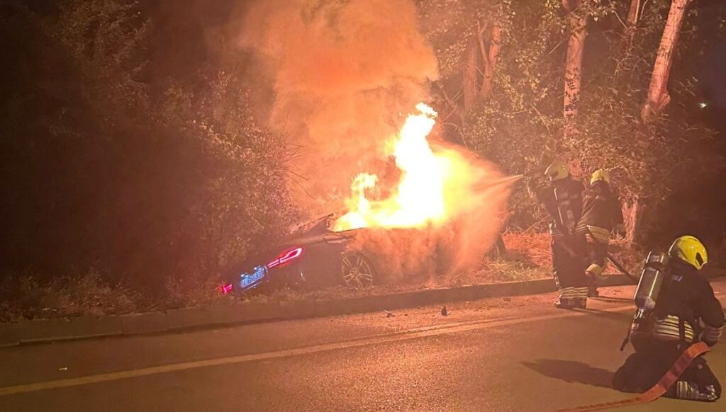 alev alan otomobil kullanilamaz hale geldi EhQgygam