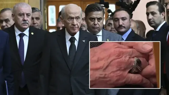Bahçeli’nin grup toplantısında taktığı rozet ve yüzükte dikkat çeken detay