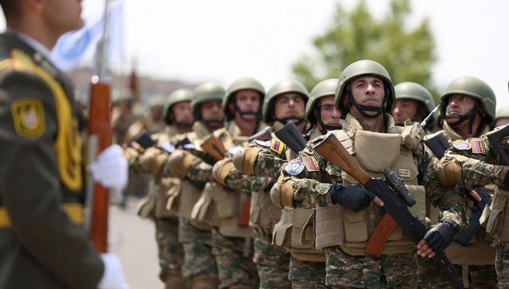 Ermenistan’da zorunlu askerlik süresi kısaltıldı