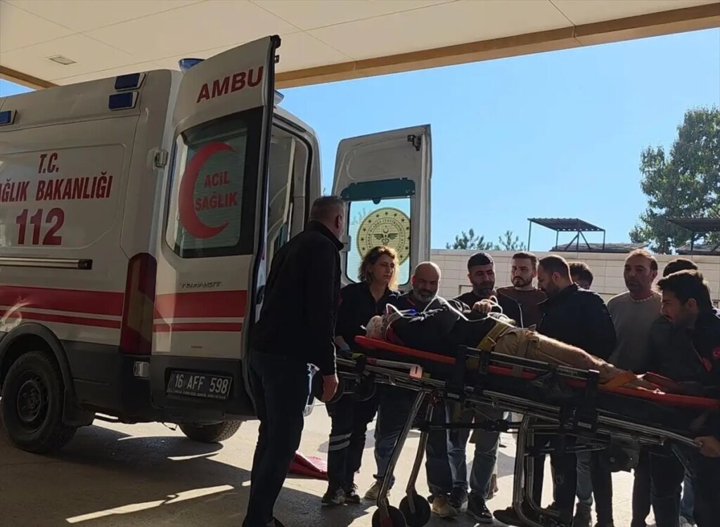 İnegöl’de İskelenin Devrilmesiyle İşçi Yaralandı