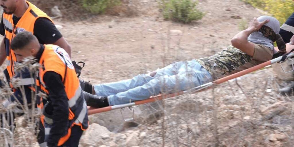 israil askerleri sevinmeyin diyerek filistinli kalabaliga saldirdi VVGyqDUO.jpg