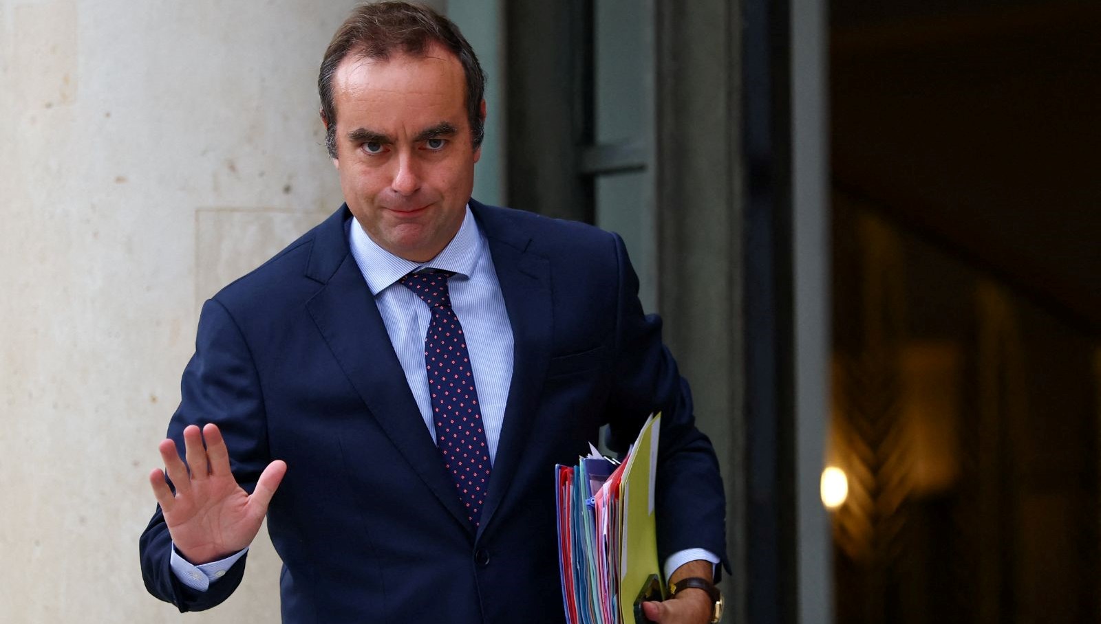 istifa etmisti macron lecornuyu yeniden basbakanliga atadi np37SV4U