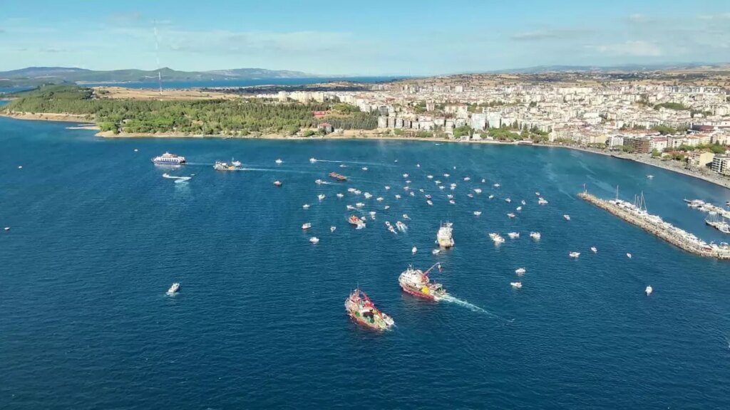 kuresel sumud filosuna destek icin turk ve filistin bayraklariyla donatilan teknelerden bogaz turu gXUkvgIV