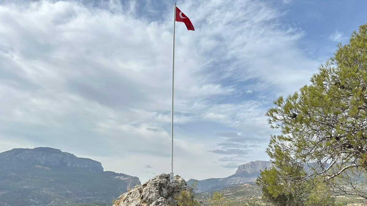mersinde genc kizin cagrisi karsiliksiz kalmadi direk yenilendi turk bayragi gondere cekildi fEcsWUCB.jpg