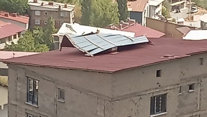 meteoroloji uyarmisti firtina catilari ucurdu NpnVgtiZ.jpg