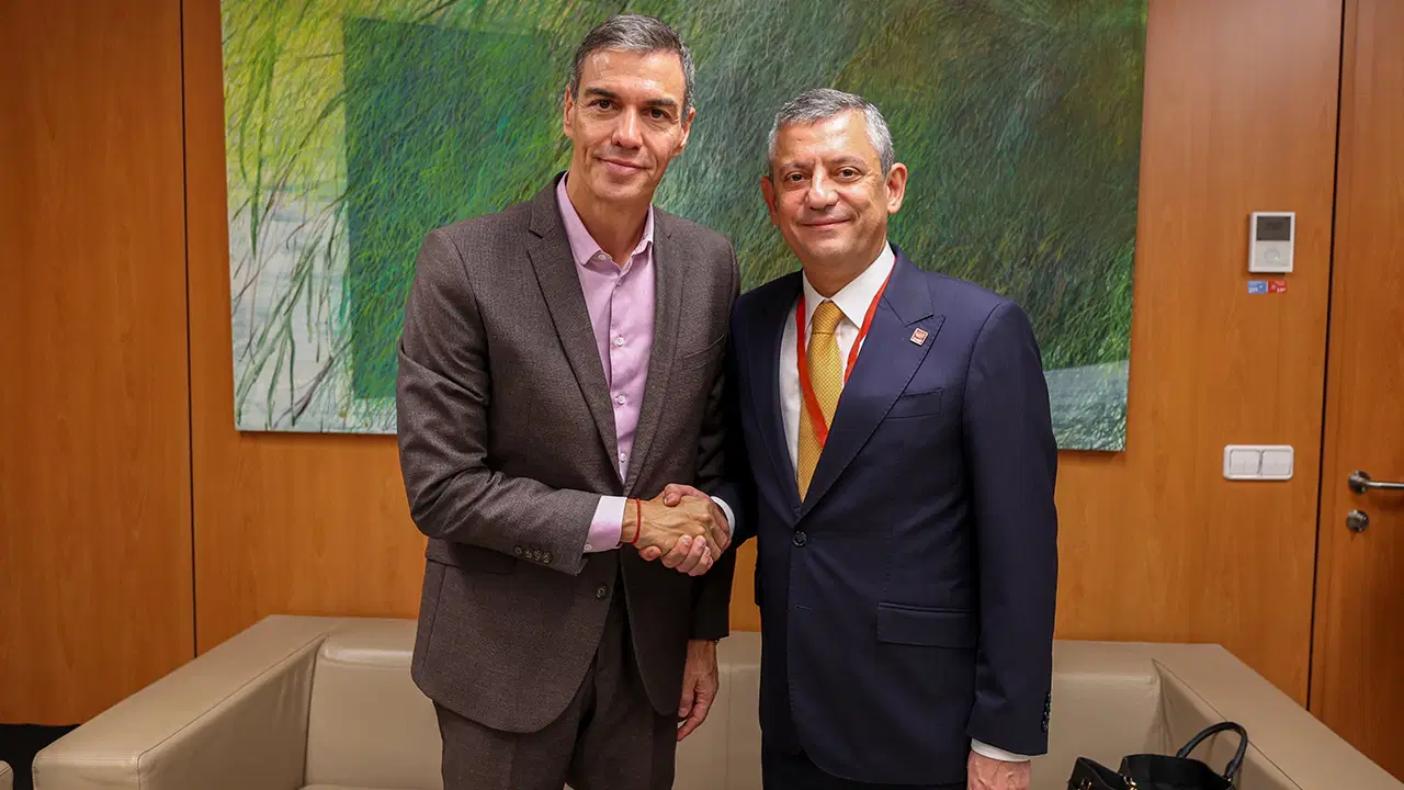 ozgur ozel ispanya basbakani pedro sanchez ile bir araya geldi tbX63g1R
