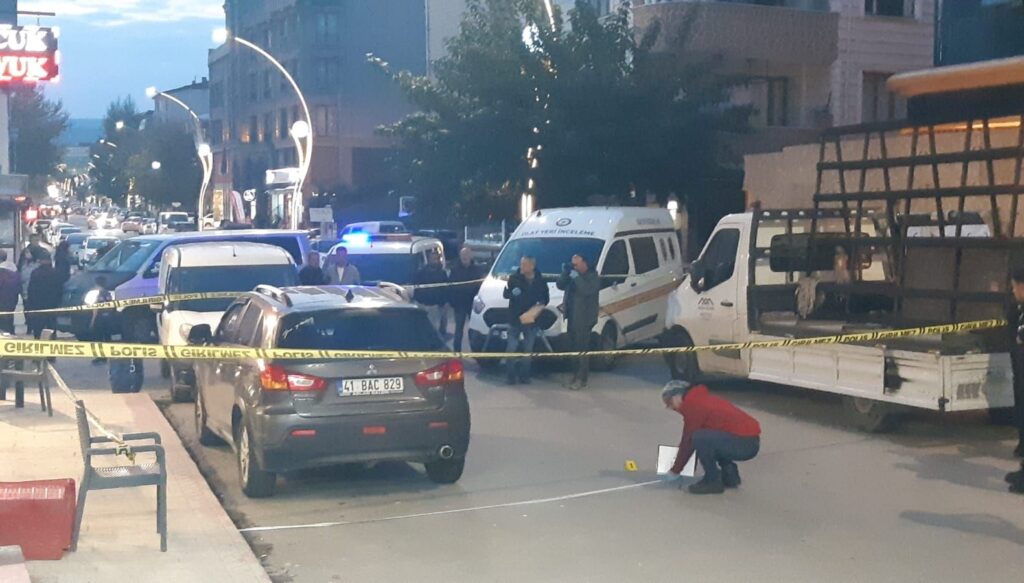 trafik kavgasi kanli bitti 1 kisi ayagindan silahla vuruldu mWc2hjJa.jpg