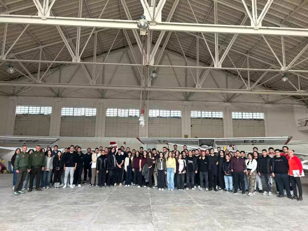 universite ogrencileri havacilik merkezini gezdi GpYl9GOj.jpg
