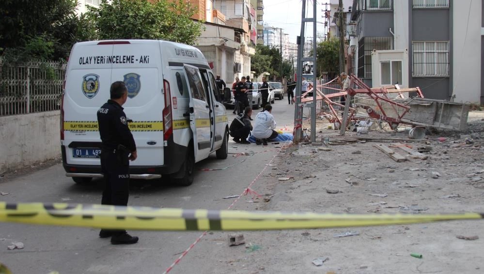 adanadafeci olay demir iskele zemine cakildi 1 olu 1 agir yarali plWM7LaR.jpg