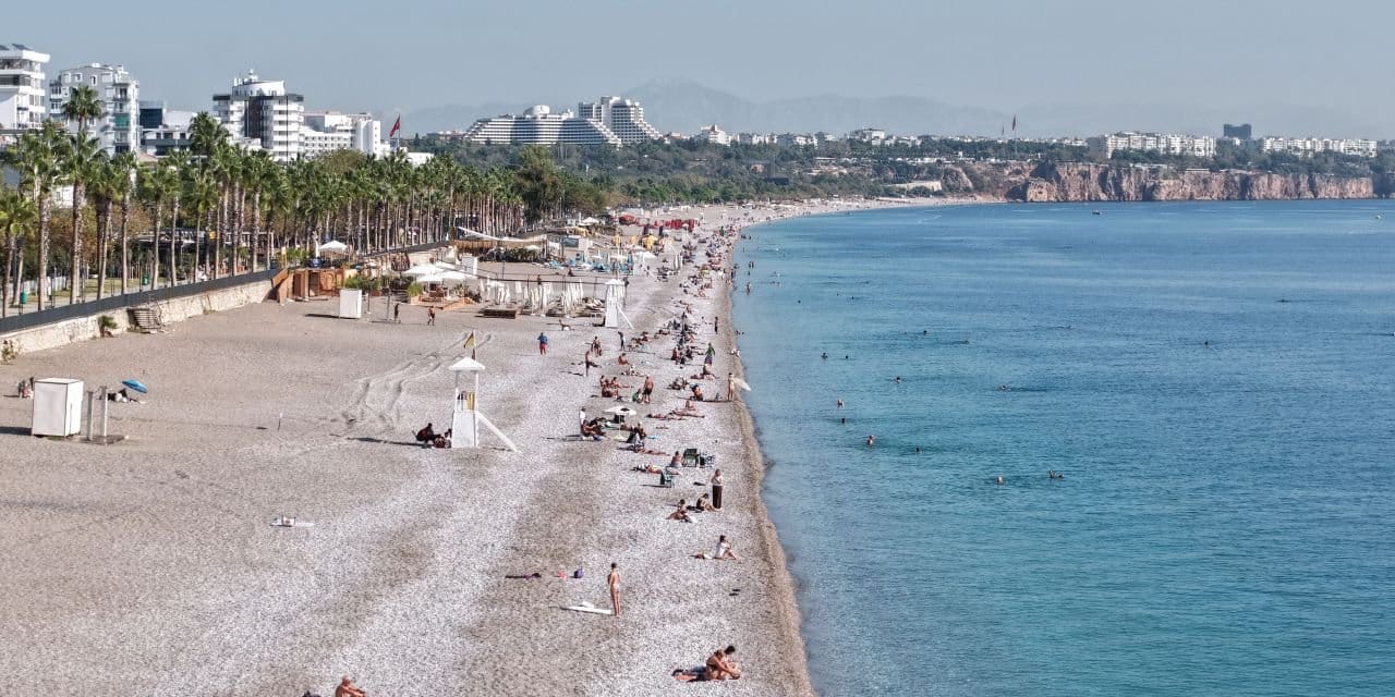 antalyada yaz bitmedi sahiller doldu tasti N4OIFqQj.jpg