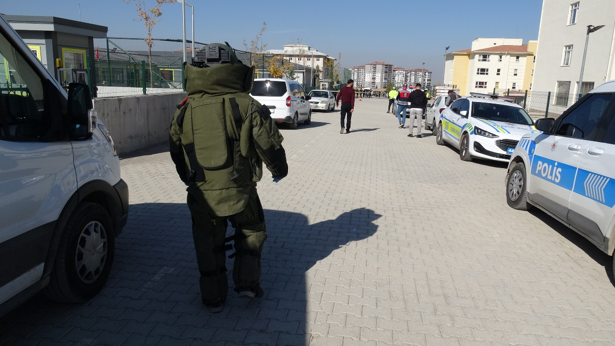 malatyada okul yerleskesinde supheli cisim panigi 2ExaJ518.jpg