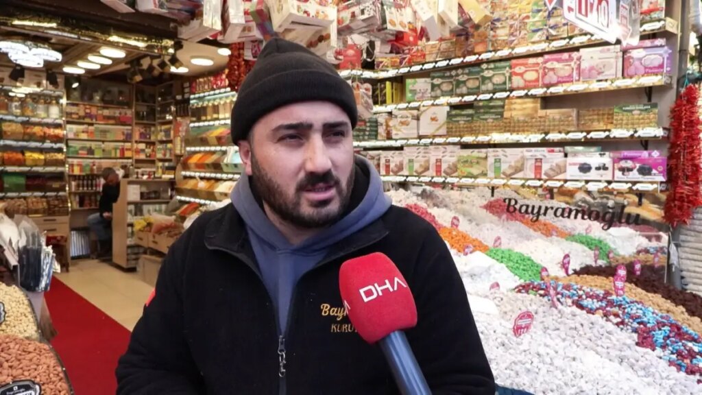 Eminönü’nde Yılbaşı Alışverişi Yoğun