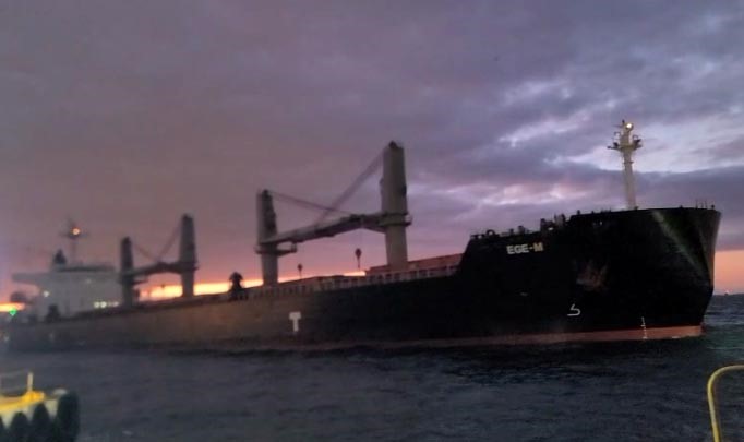 İstanbul Boğazı’nda facianın eşiğinden dönüldü. Sürüklenen gemi son anda durdu