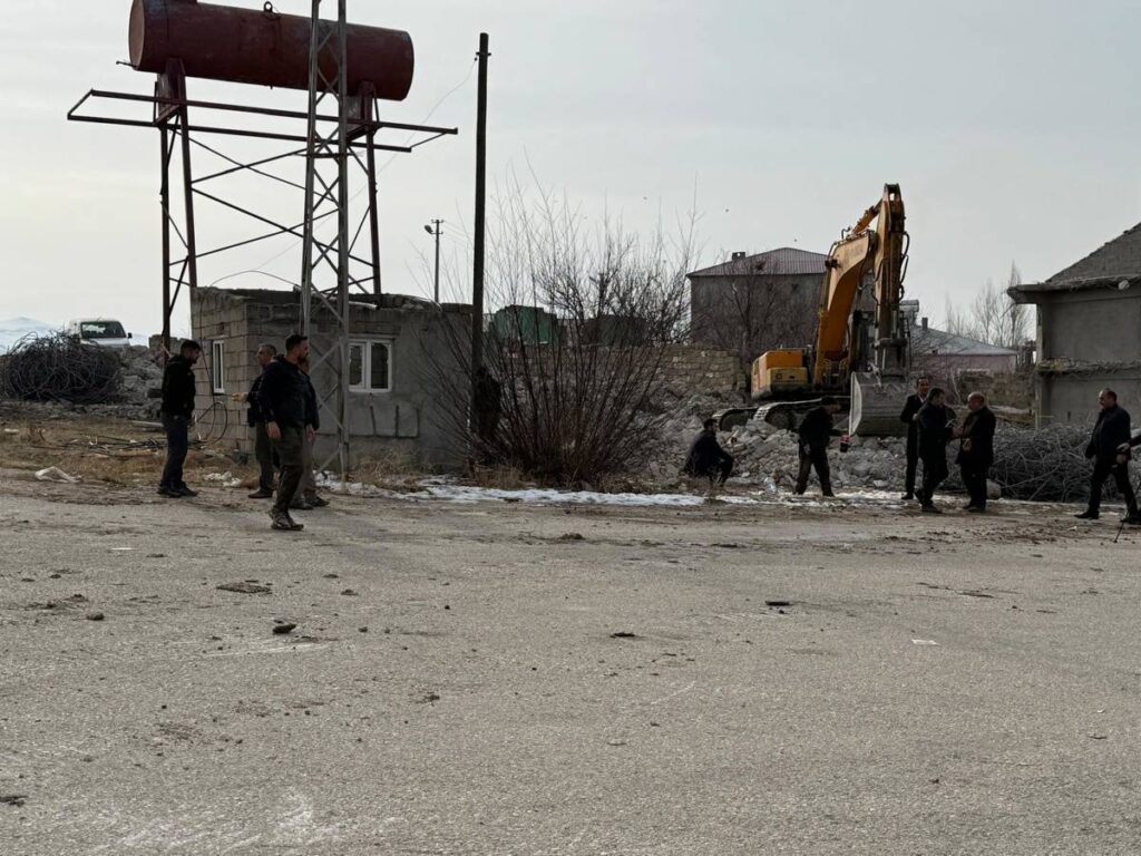 Van'da yargı süreci devam ederken dükkanlar yıkıldı