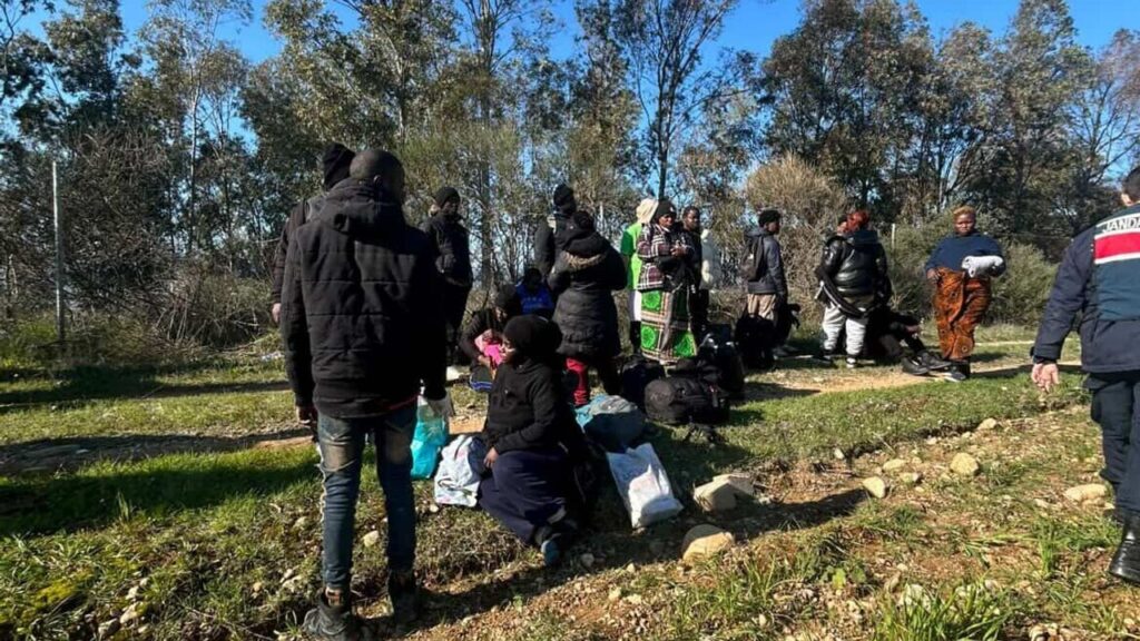 Kaçak göçmenleri ‘dağın arkası İstanbul’ diyerek, araziye bırakmışlar