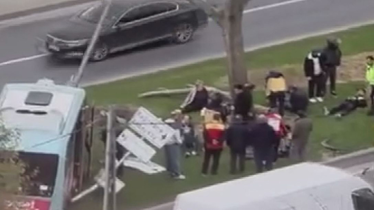 Dolmuş Bariyerlere Çarptı: Çok Sayıda Yaralı Var