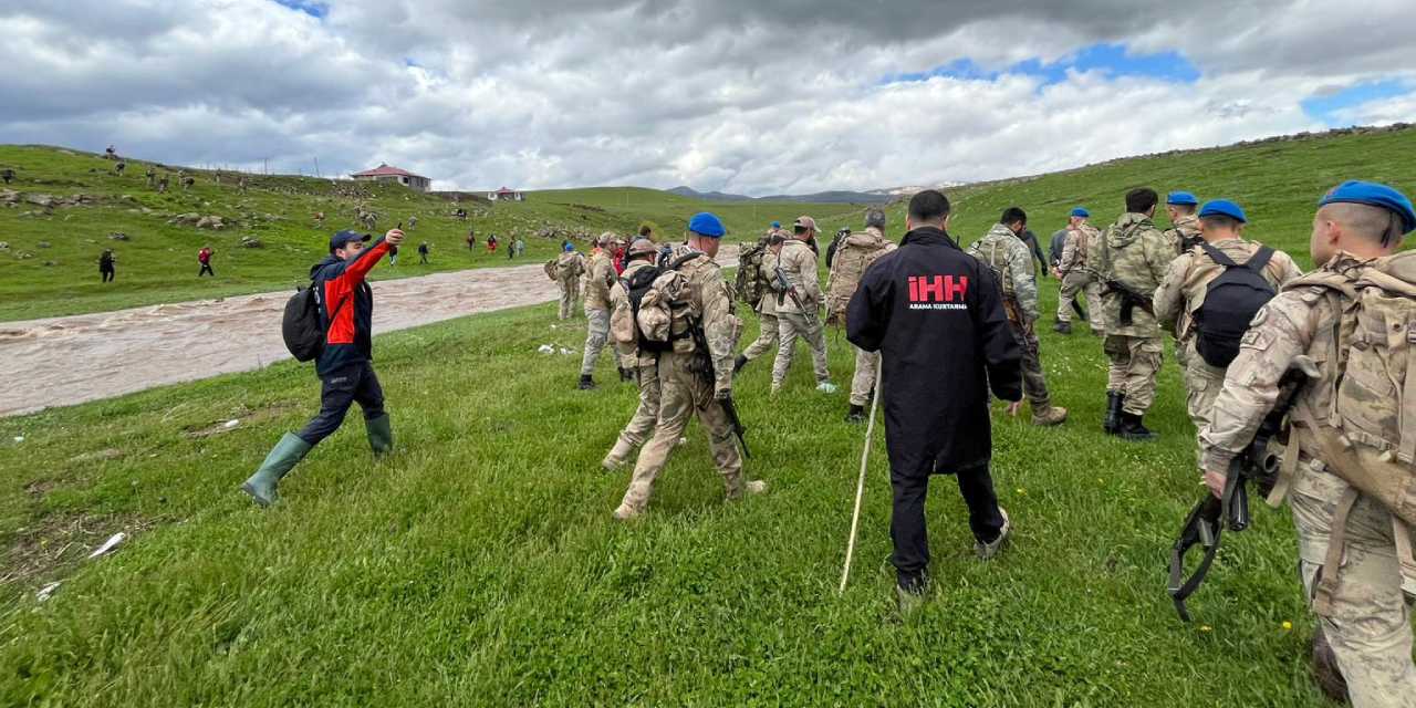 Bingöl’de Kayıp Emekli Öğretmen İçin Geniş Çaplı Arama Başlatıldı: Eşyaları Dere Kenarında Bulundu