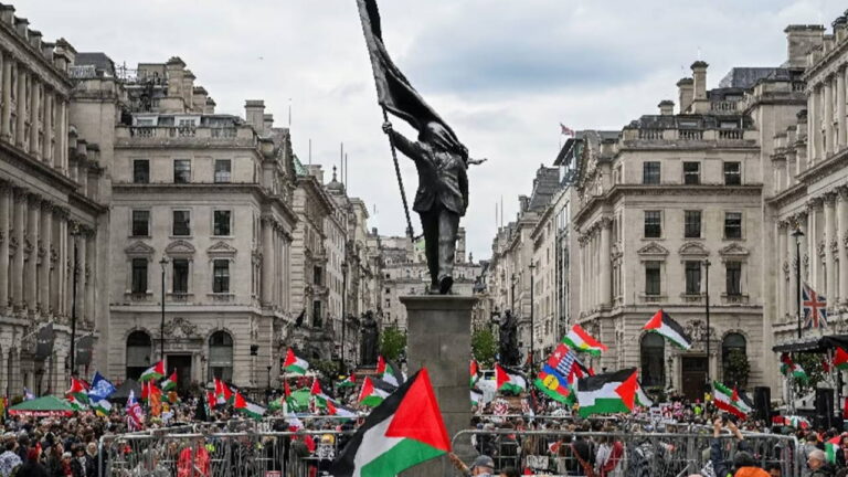 londrada-sokaklar-karisti-on-binlerce-kisi-yurudu-xwqFGpOf