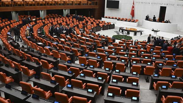Tbmmde bu hafta genel kurulda en dusuk emekli ayligina iliskin duzenlemenin de icinde oldugu 4U8lOfF9